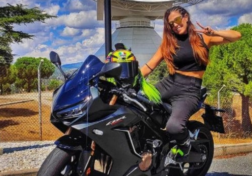 Una Motera Cualquiera mujer en moto