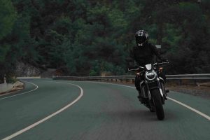 Motorista en carretera
