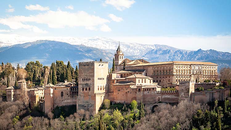 Una parada obligatoria en las rutas en moto por Andalucía, la Alhambra
