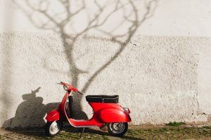 Aparcamiento de moto en la calle